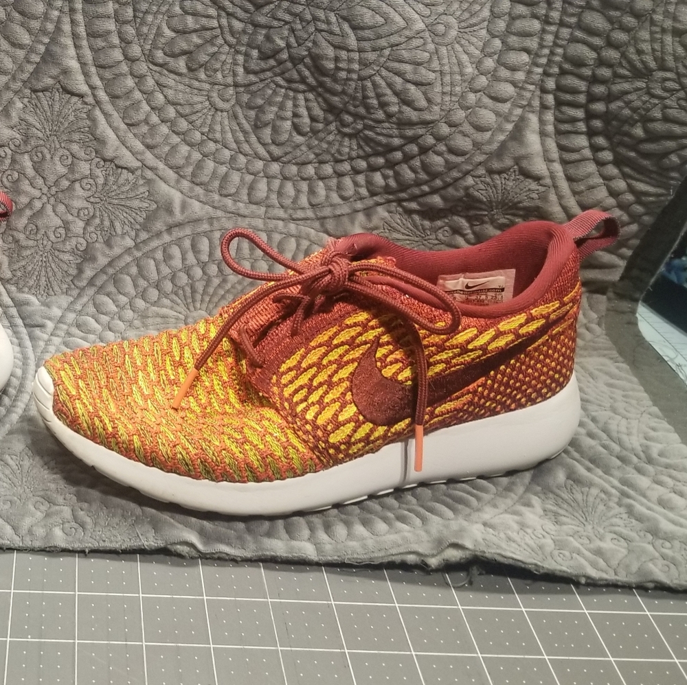 Nike Flyknit Roshe - Picture 5 of 10